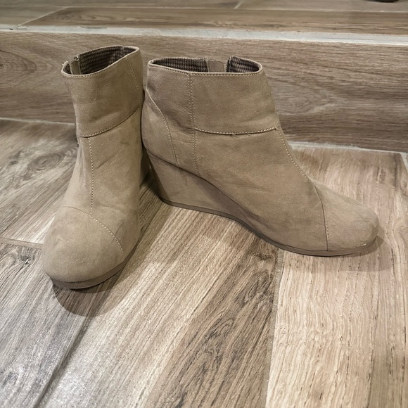 Ankle Boots - Picture 1 of 6